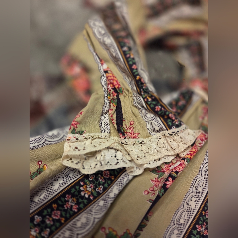 Vintage 70s Handmade Floral Kids Dress w/Velvet Front & Crocheted Applique - Picture 4 of 9